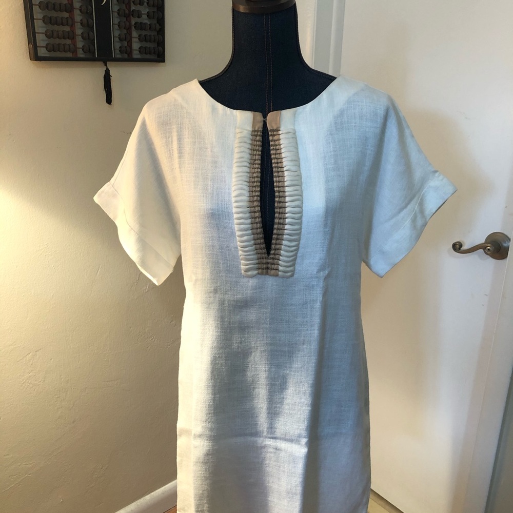 Linen short dress with neckline detail.